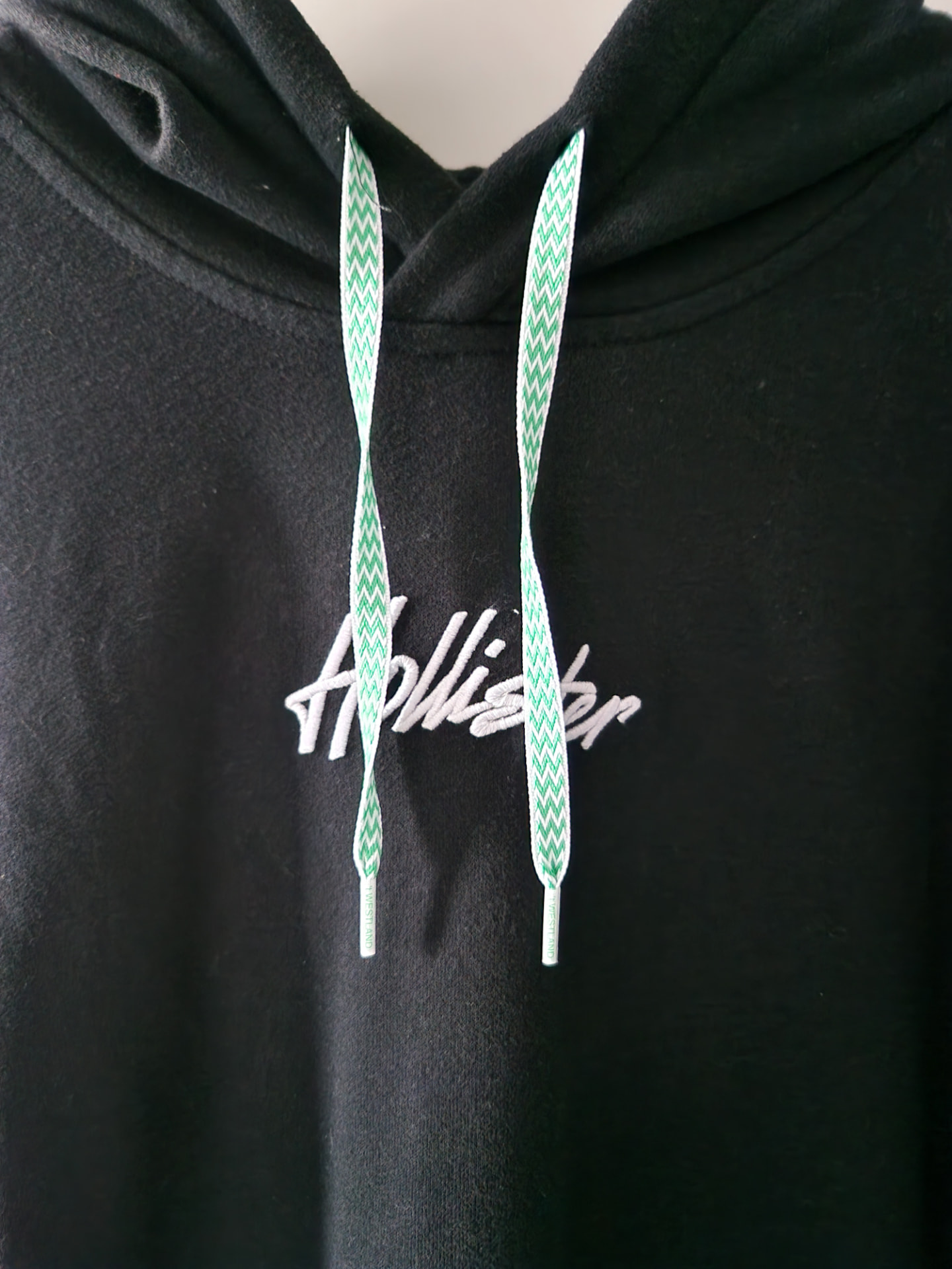 Westlandse veter als koord in een zwarte hoodie