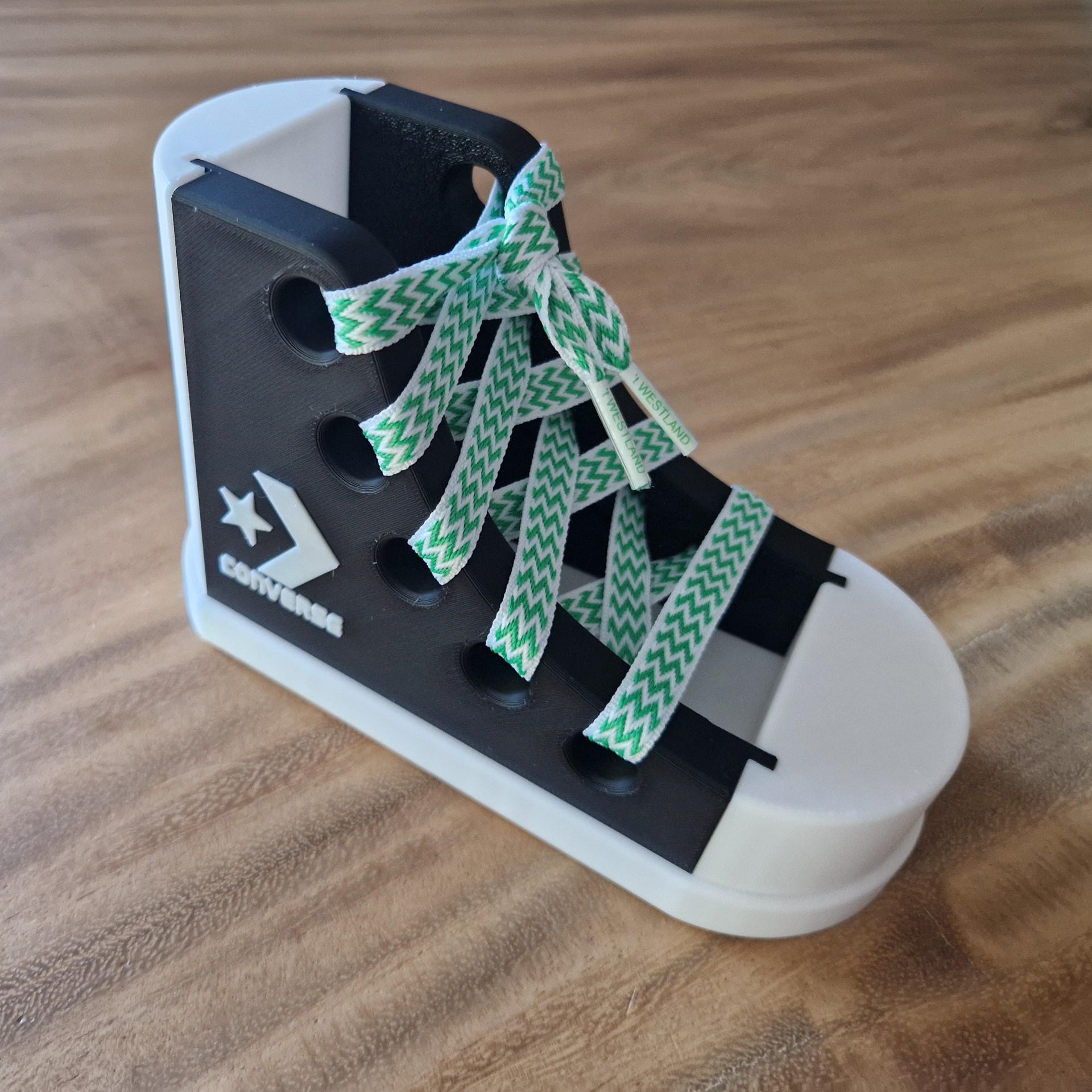 Zwart-witte sneaker geregen met de groen-witte Westlandse veter
